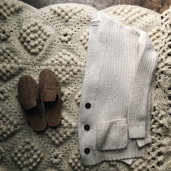 Abercrombie & Fitch Sweaters - Abercrombie & Fitch white knit cardigan sweater